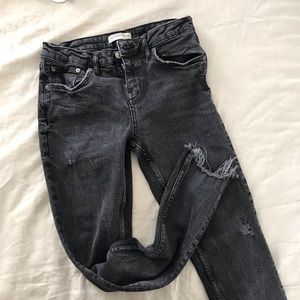 Zara denim black jeans Frayed ankle size 6